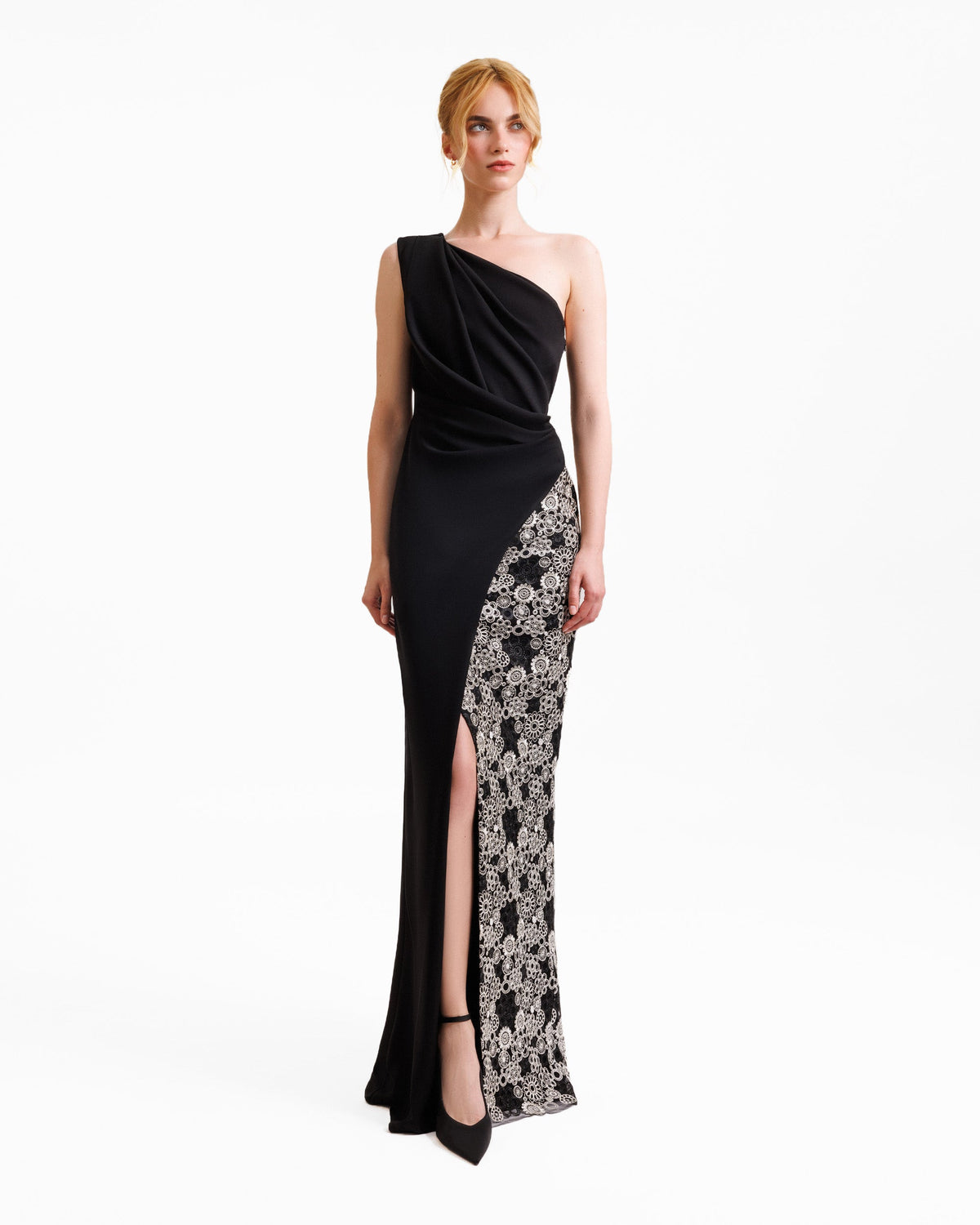 One-Shoulder Dress Embroided on The Side